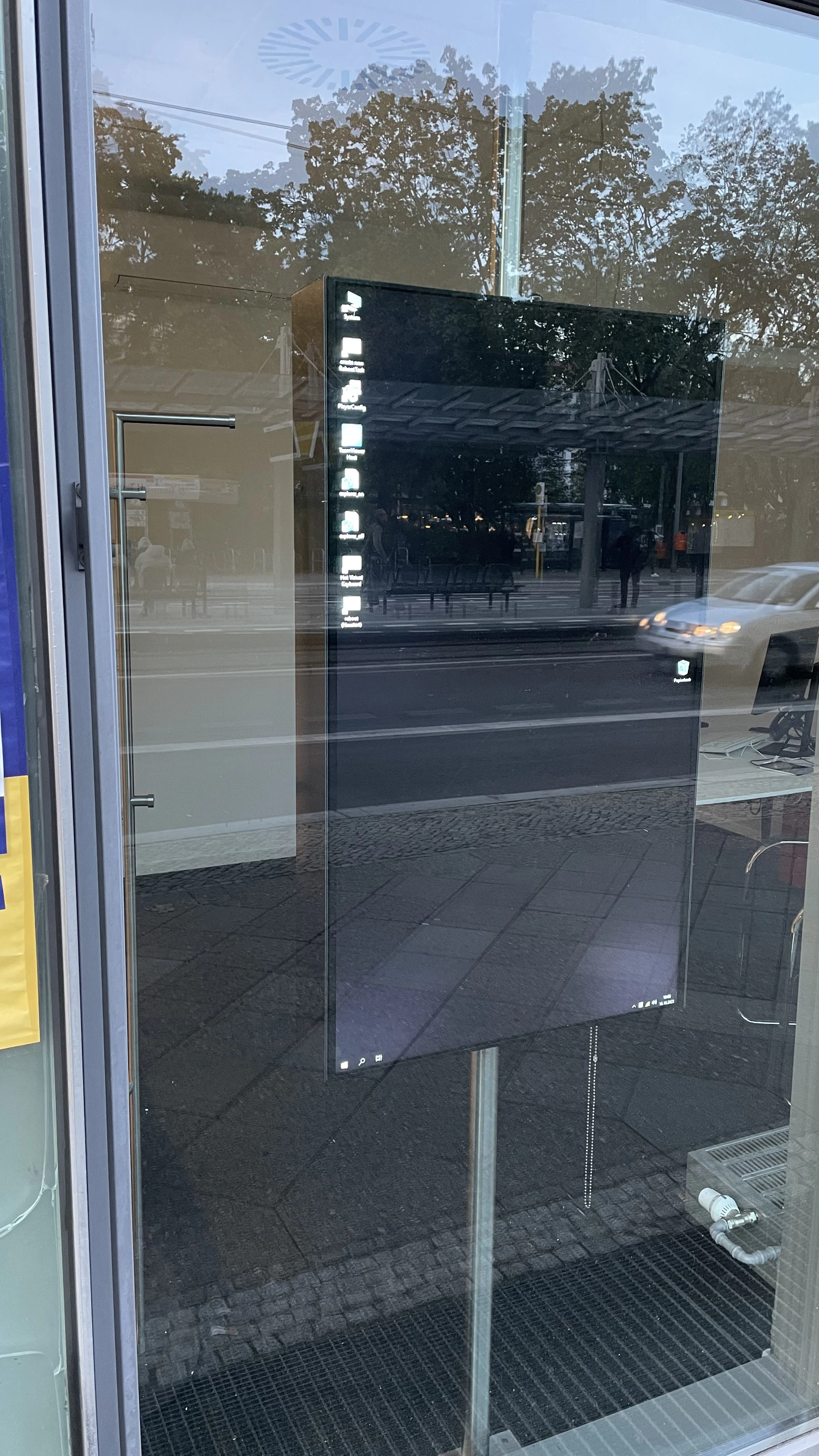 Crashed advertising display showing Windows desktop